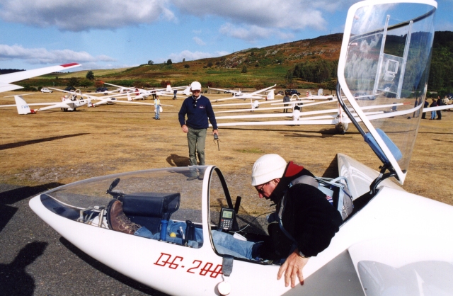 Images Wikimedia Commons/Anne Burgess Gliding_Competition_at_Aboyne_Airfield_-_geograph.org.uk_-_4832.jpg